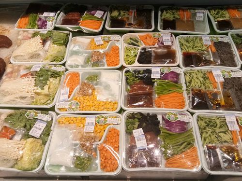 表扬食品一部预包装商品没有缺签现象,商品公示牌对应,但仍有各别细节